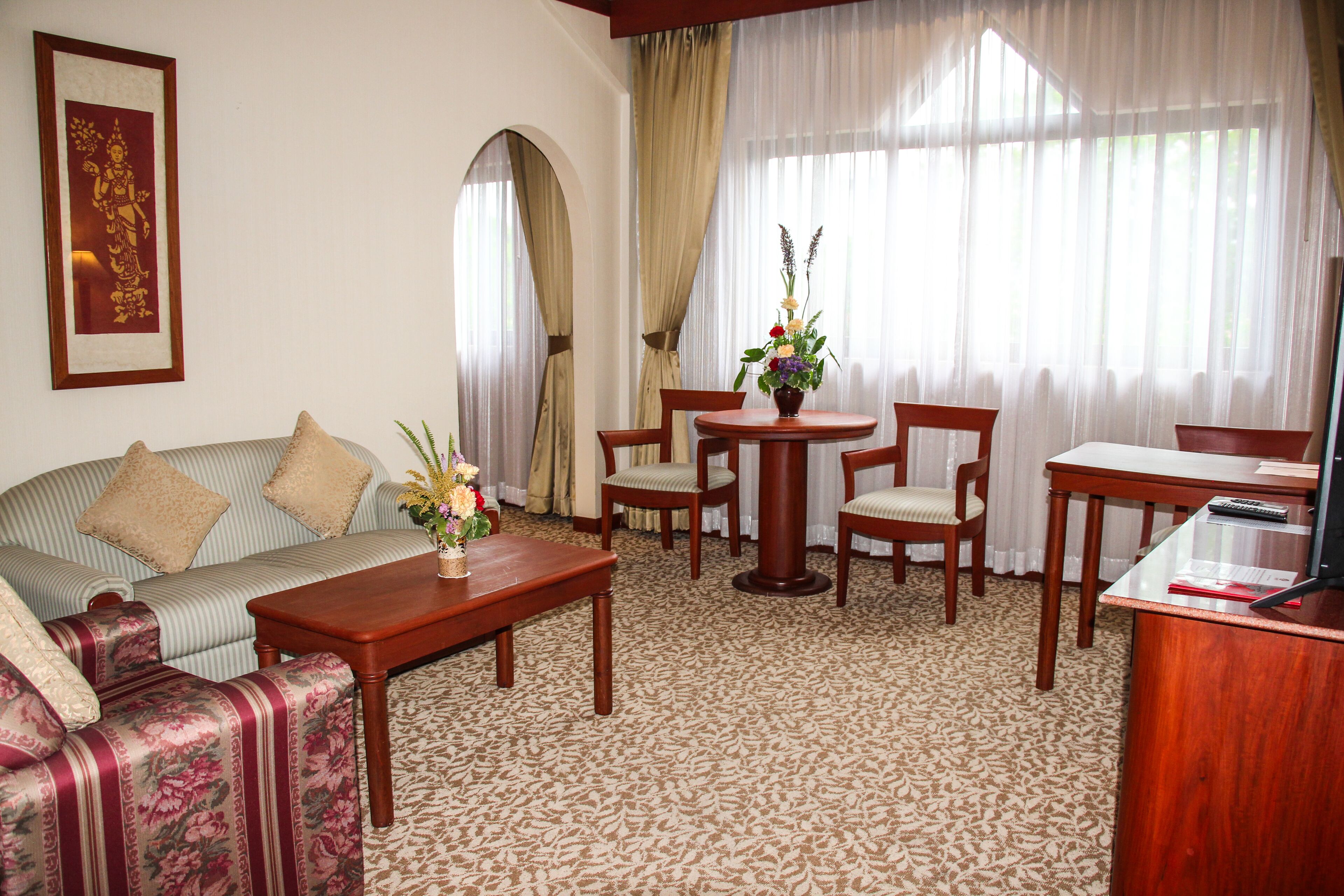 executive suite | living room | 32-inch lcd tv with cable channels, tv