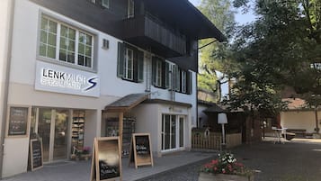 Vista frontal de la propiedad