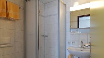 Chuveiro, secador de cabelo, toalhas de banho, sabonete