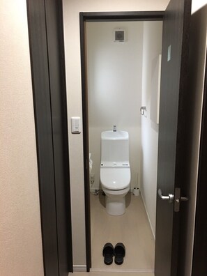 Private Vacation Home | Bathroom | Separate bathtub and shower, free toiletries, hair dryer, slippers - Nara Guesthouse Kaede (Nara)