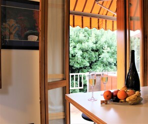 Appartement, 3 chambres | Restauration dans la chambre