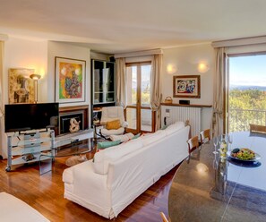 Apartment, 3 Schlafzimmer | Wohnzimmer | Flachbildfernseher