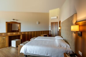 シティ ダブルまたはツインルーム バルコニー | セーフティボックス (室内)、デスク、ベッドシーツ