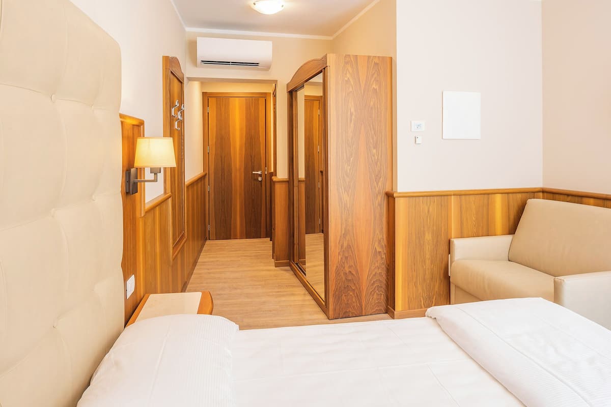 In-room safe, desk, bed sheets
