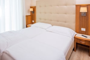 Habitación City con 1 cama doble o 2 individuales, balcón | Caja fuerte, escritorio, ropa de cama