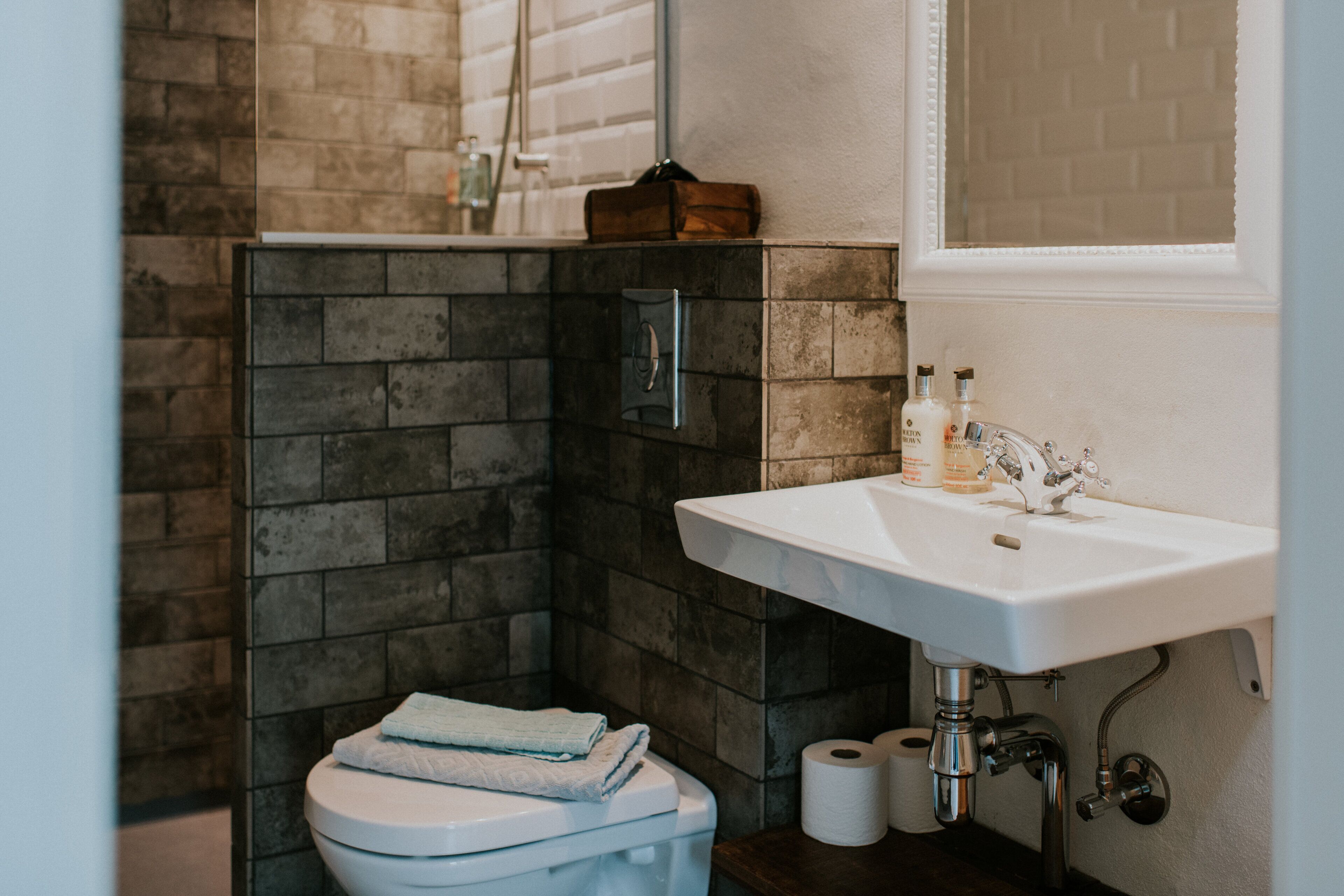 deluxe double room | bathroom | shower, rainfall showerhead, free toiletries, hair dryer