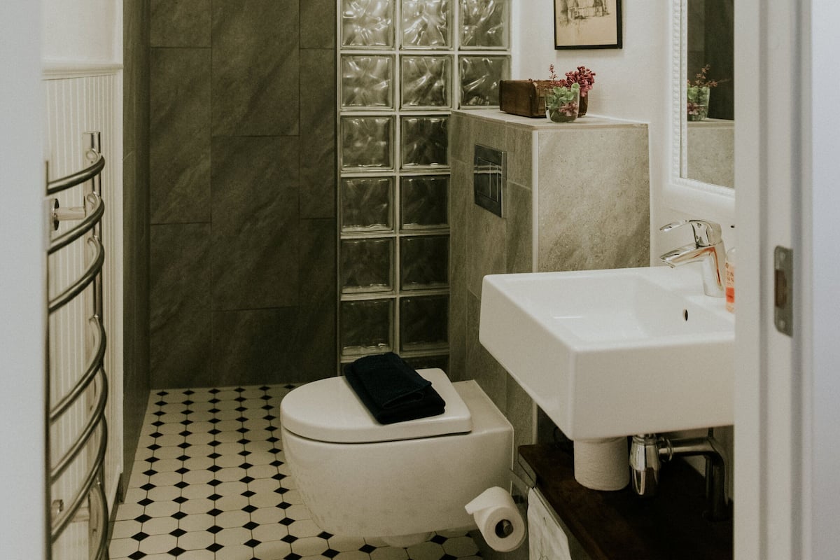Deluxe Room, 1 Bedroom | Bathroom | Shower, rainfall showerhead, free toiletries, hair dryer