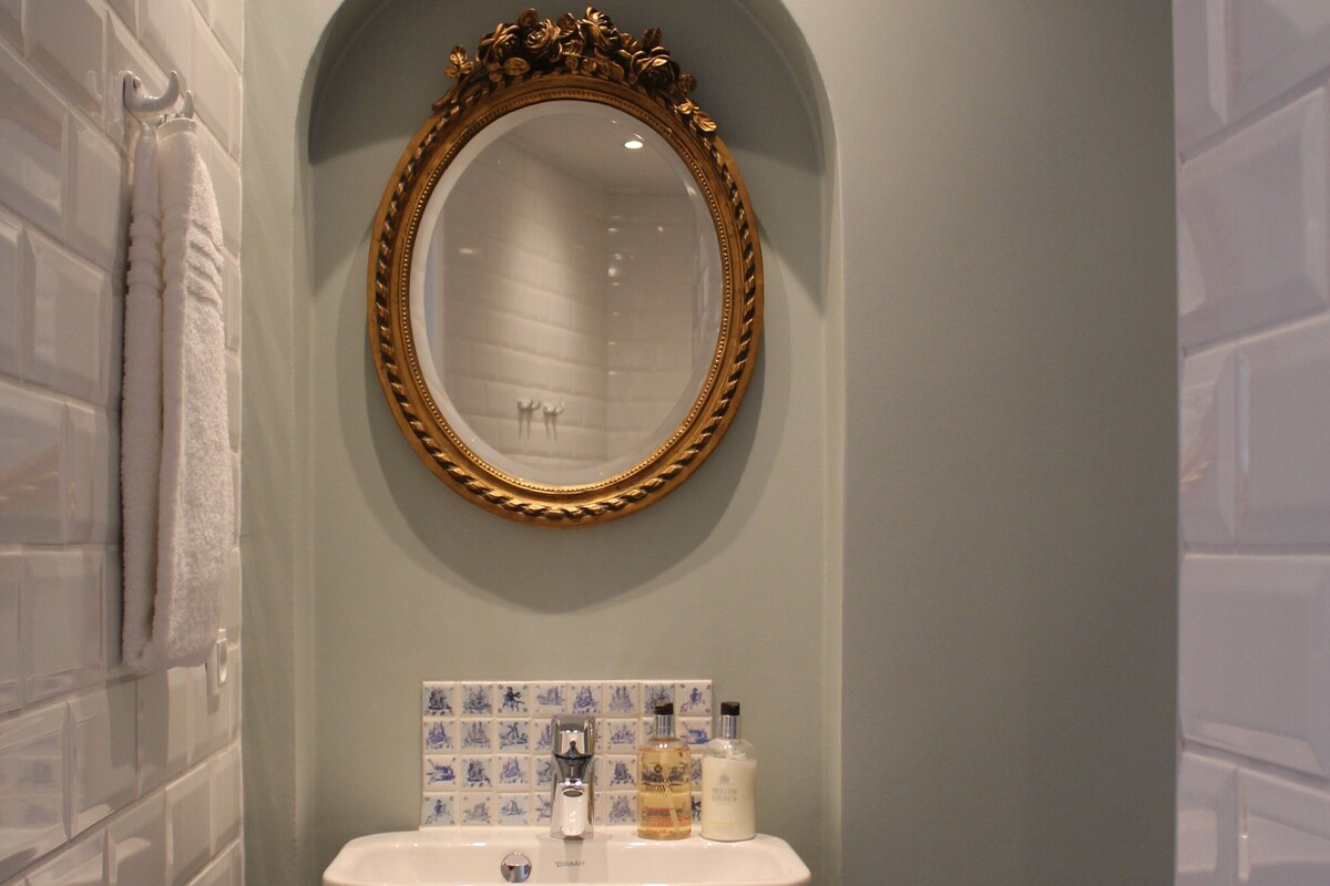 Superior Suite | Bathroom | Shower, rainfall showerhead, free toiletries, hair dryer
