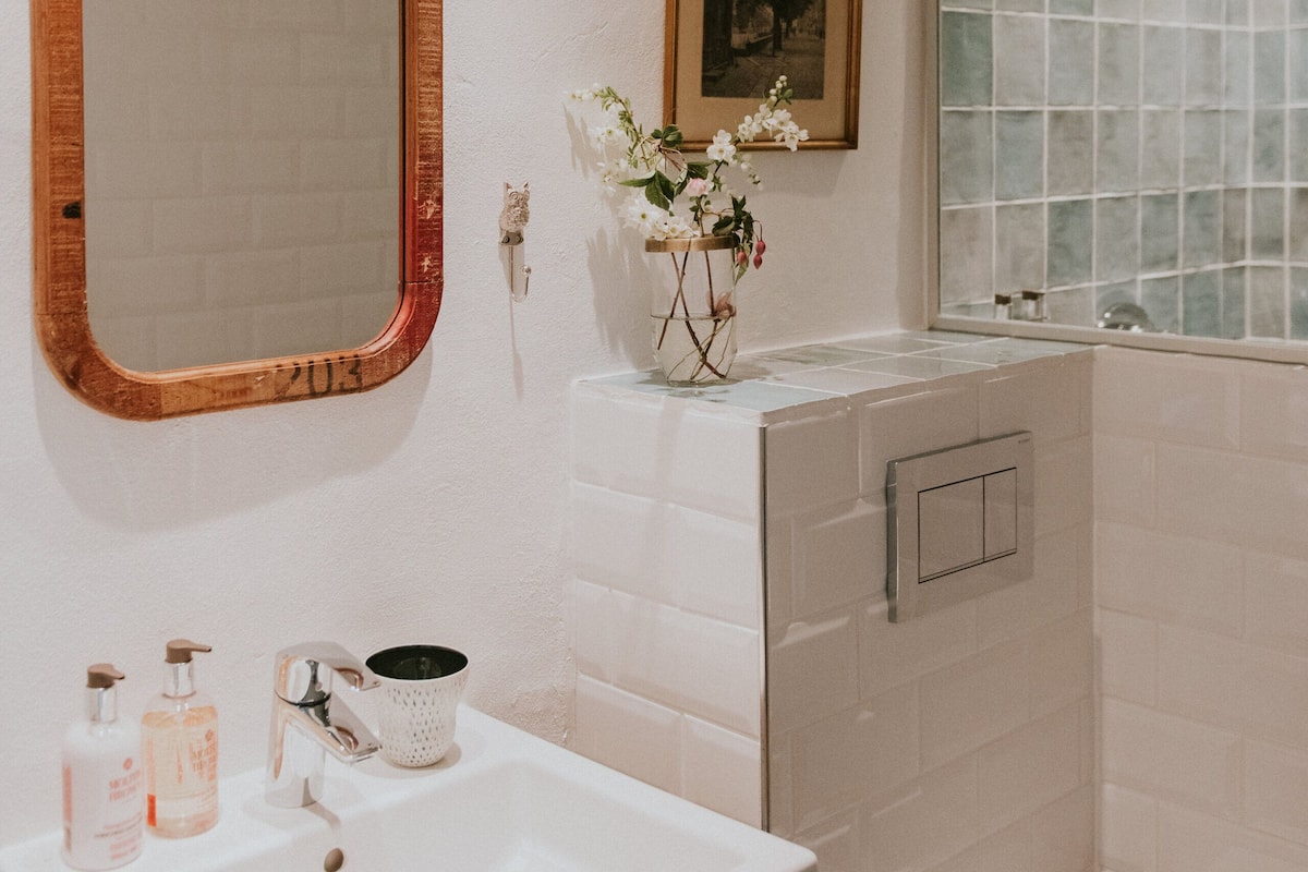 Deluxe Double Room | Bathroom | Shower, rainfall showerhead, free toiletries, hair dryer