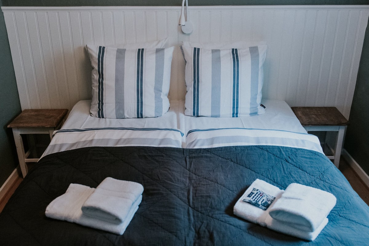 deluxe room, 1 bedroom | 1 bedroom, individually furnished, desk, iron/ironing board