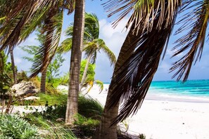 En la playa, camastros y toallas de playa