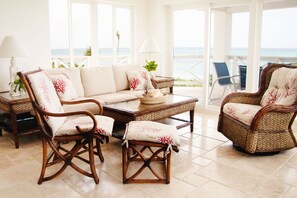 Televisión, reproductor de DVD y libros