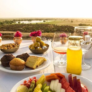 Frokostbuffé hver dag (INR 1500 per person)