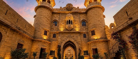 Vista frontal de la propiedad