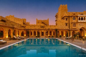 Outdoor pool - WelcomHeritage Mohangarh Fort (Jaisalmer)