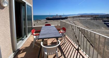 Studio lumineux 4 personnes avec vue mer, parking privé