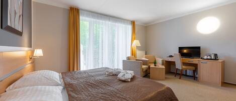 Camera Superior | Una cassaforte in camera, una scrivania, tende oscuranti