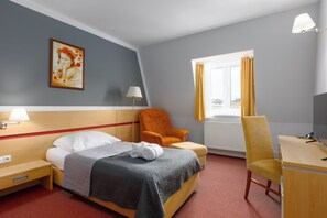 Eenpersoonskamer | Een kluis op de kamer, een bureau, verduisterende gordijnen