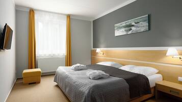 Standard Suite | In-room safe, desk, blackout drapes, soundproofing