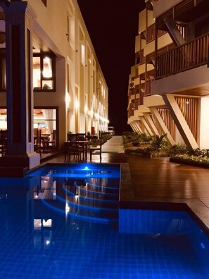Una piscina al aire libre