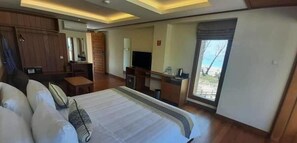 Desk, blackout drapes, soundproofing, free WiFi - Ngapali Win Hotel (Zi Phyu Kone)