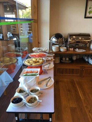 Daily buffet breakfast for a fee - Ngapali Win Hotel (Zi Phyu Kone)