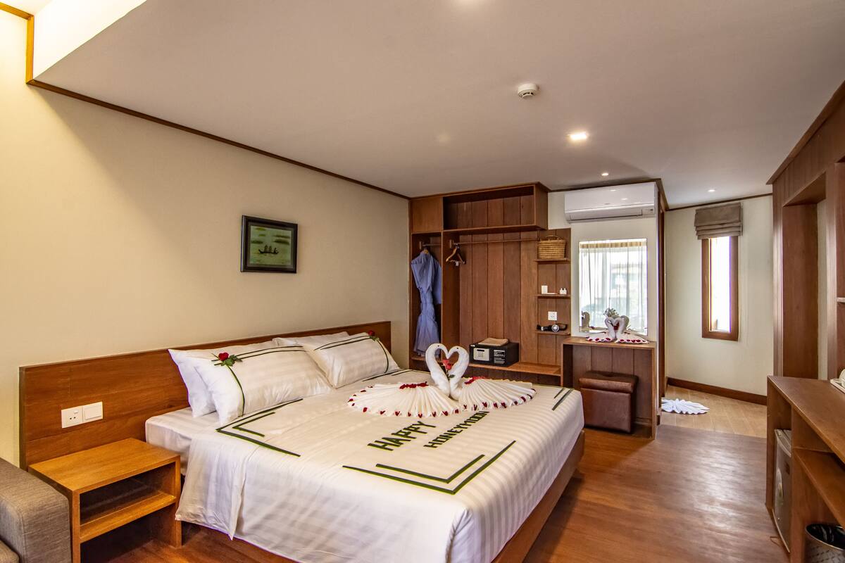 Habitación Deluxe con 1 cama doble o 2 individuales | Escritorio, cortinas opacas, sistema de insonorización y wifi gratis