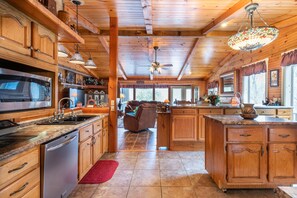 كابينة بريميم | مطبخ خاص | ثلاجة/مجمد بحجم كبير، ميكروويف، فرن، موقد طهي مسطح