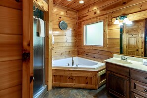 Combined shower/bathtub, hair dryer, towels - SmokyStays 6 BR sleeps 25 - 1 Mile from Pigeon Forge Parkway (Dollywood/Island) (Pigeon Forge)
