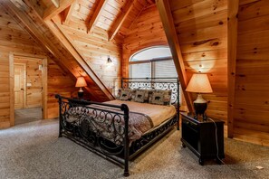 6 bedrooms, iron/ironing board, WiFi, bed sheets - SmokyStays 6 BR sleeps 25 - 1 Mile from Pigeon Forge Parkway (Dollywood/Island) (Pigeon Forge)