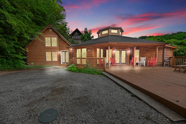 Exterior - SmokyStays Swiss Cottage Chalet (Gatlinburg)