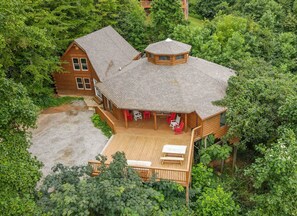 Exterior - SmokyStays Swiss Cottage Chalet (Gatlinburg)