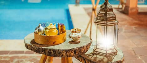 Piscine extérieure, parasols de plage, chaises longues