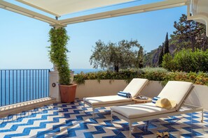 Suite – deluxe, terrasse | Sengetøy i egyptisk bomull, sengetøy av topp kvalitet og dundyner