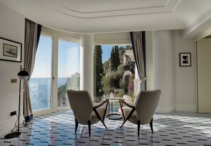 Suite – premium (Pool) | Oppholdsområde | En 32-tommers LED-TV med digitale kanaler samt TV