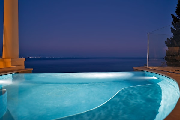 Una piscina al aire libre de temporada