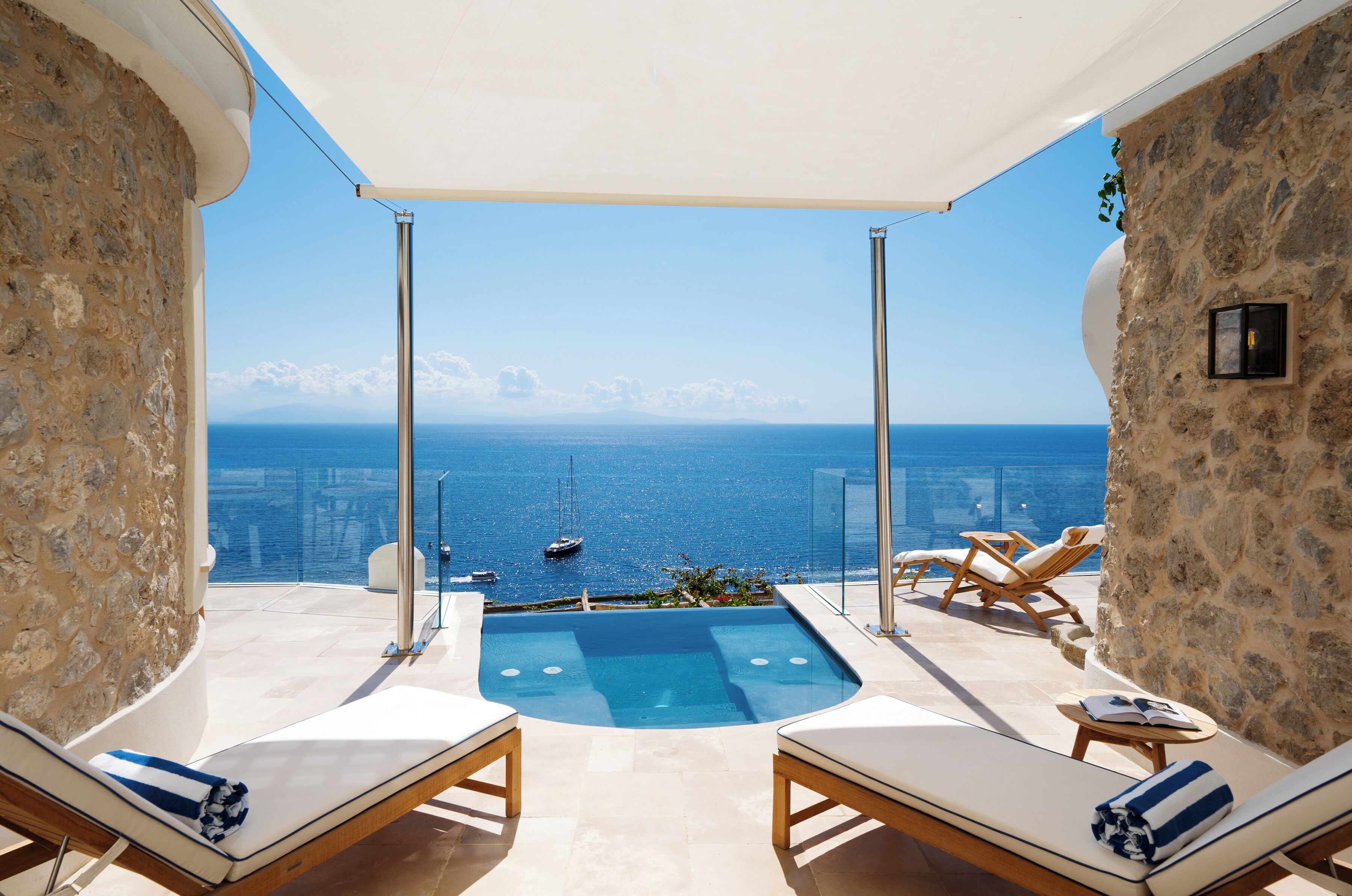 尊荣套房 (Pool) | 埃及棉床单、高档床上用品、羽绒被、记忆海绵床垫