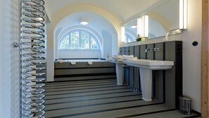 A modern bathroom with two sinks, a large mirror, and a window providing natural light. - Gästehaus am Lehnitzsee (Potsdam)