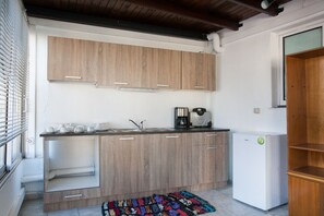 Fridge, oven, coffee/tea maker, electric kettle