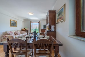 Luxury-Apartment (Frotar) | Essbereich im Zimmer