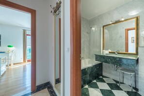 Separate bathtub and shower, free toiletries, hair dryer, towels - Aparthouse - Villa Napoleon (Jelsa)