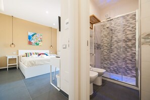 Dreibettzimmer, Terrasse | Schallisolierte Zimmer, kostenloses WLAN