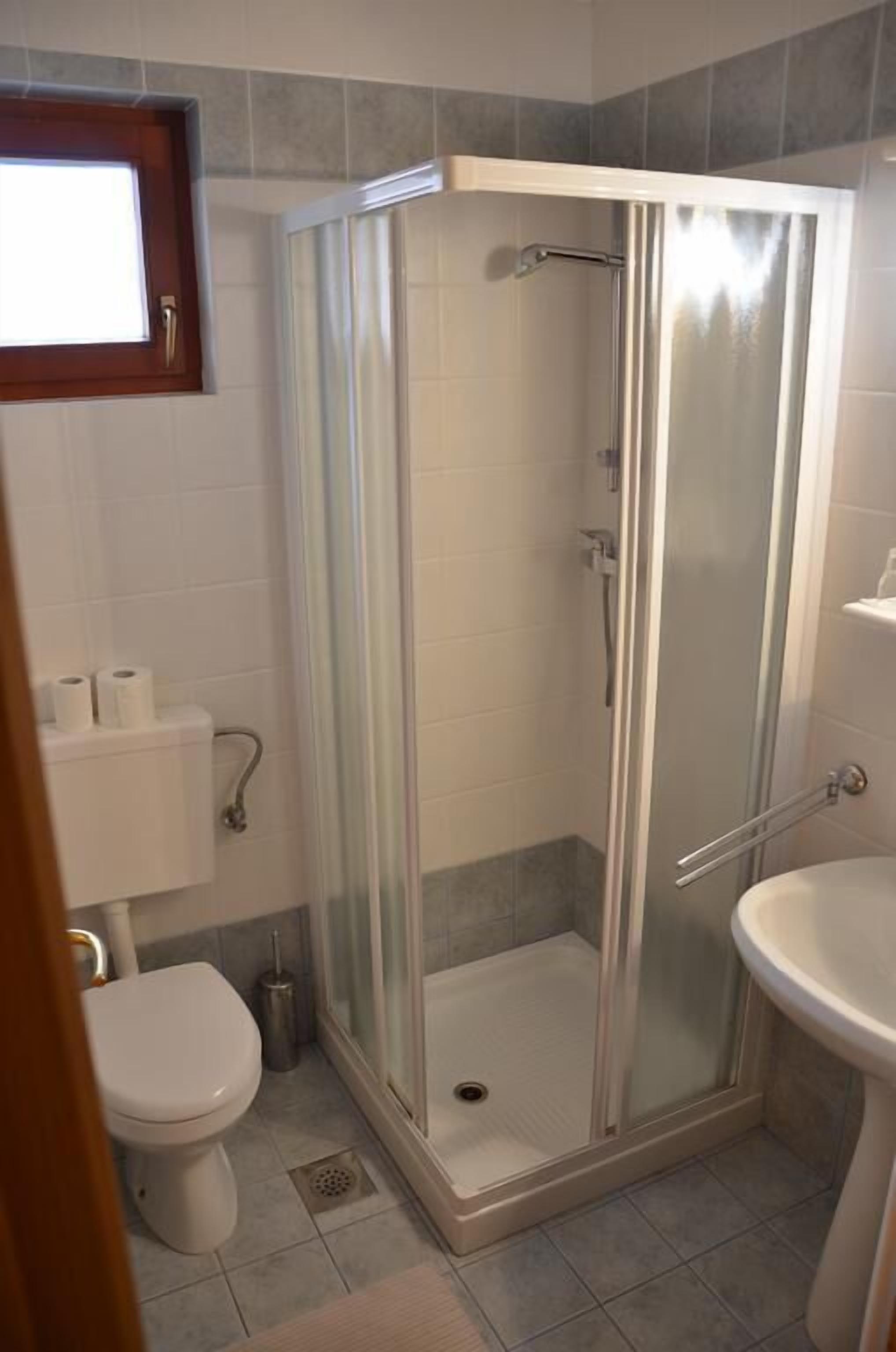 Doppelzimmer, Balkon, Poolblick | Badezimmer