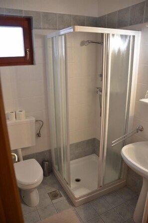 Kahden hengen huone, parveke, näköala uima-altaalle | Kylpyhuone | Suihku, ilmaiset hygieniatuotteet, hiustenkuivaaja, pyyhkeet