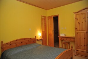 Desk, laptop workspace, soundproofing, free WiFi - Buzinel Guest House (Brda)