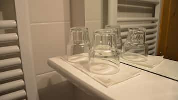 Regadera, amenidades de baño gratuitas, secadora de cabello, toallas