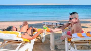 Privat strand, solstolar, parasoller och strandhanddukar