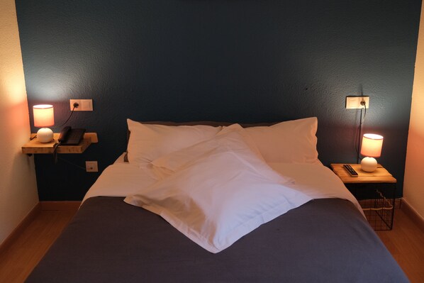 Escritorio, espacio para trabajar con laptop y cortinas blackout 