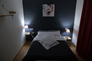 Escritorio, espacio para trabajar con laptop y cortinas blackout 