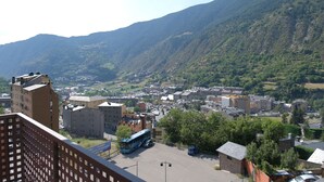 Eine Stadt mit Gebäuden und einem Berg im Hintergrund.
